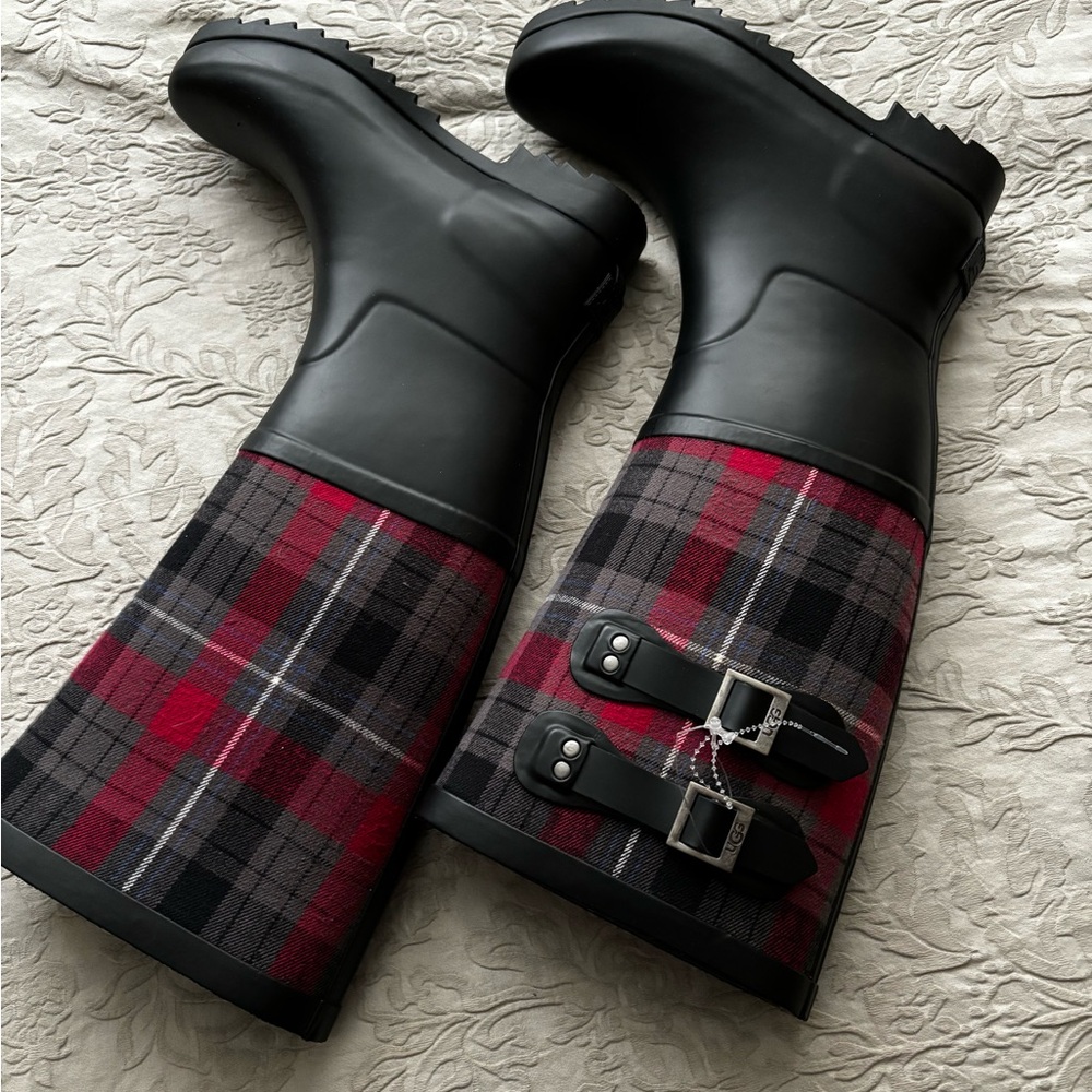 UGG navy plaid rain boots like new